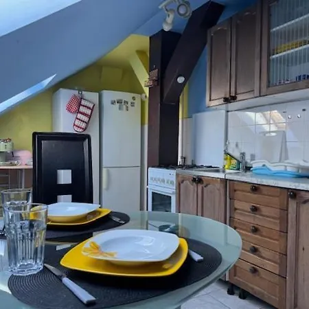 Spacious 110 M2 With 4 Private アパート